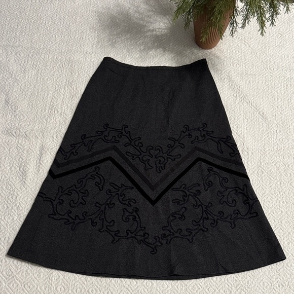 NWOT LOFT Charcoal Embroidered Midi Skirt Size 6 - Picture 1 of 8
